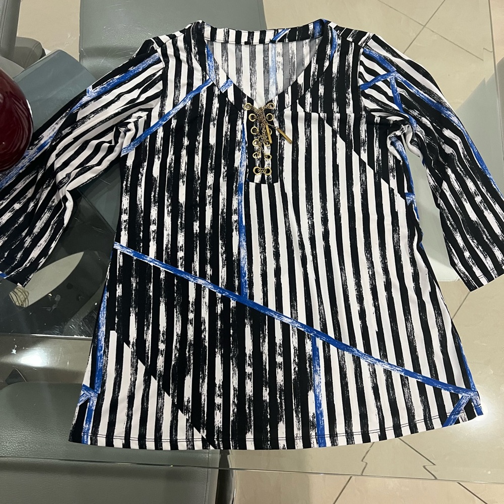 🔴5 for $20🔴 Women’s blue, black and white top 3/4 sleeves size medium